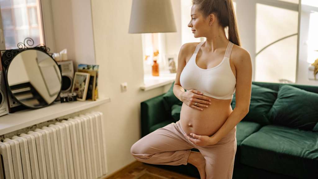donna-incinta-postura-yoga