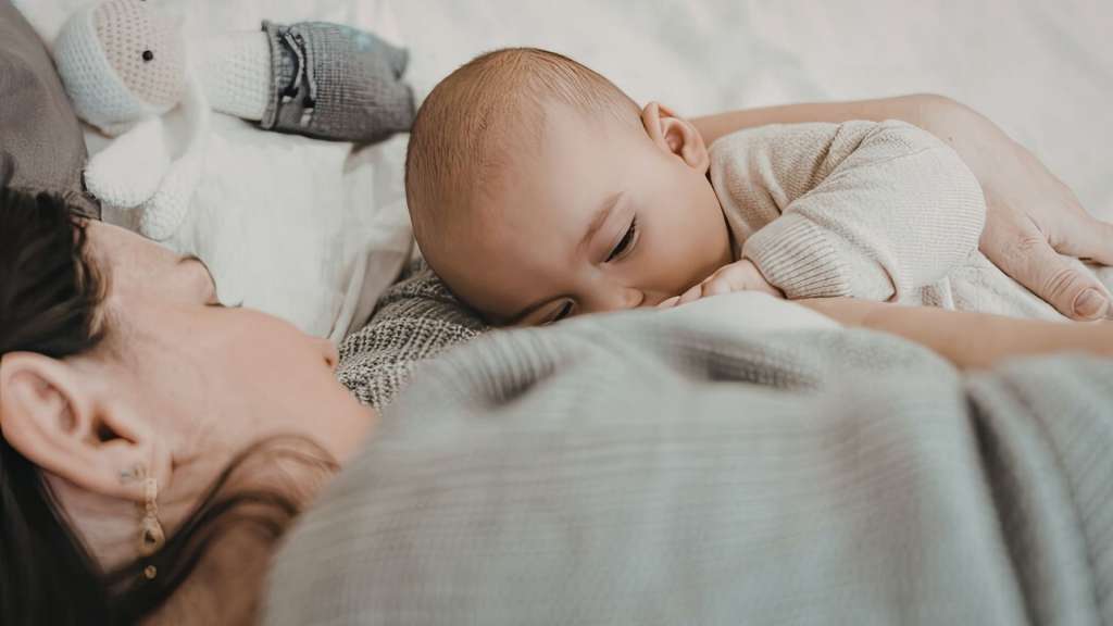 mamma che dorme con il suo bimbo